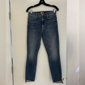 MOTHER Indigo Cropped Ankle Jeans with Raw Hem